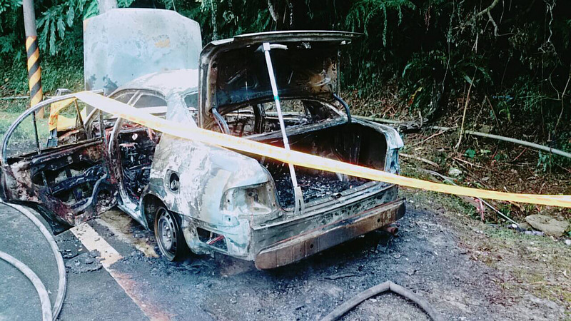 新北三峡司机修车 引擎盖突然掉下被烧死