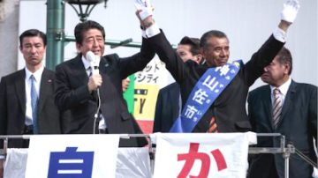 日本大选 支持与反对安倍两派冲突