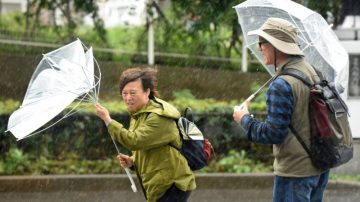 強颱蘭恩撲向日本 至少330個航班取消