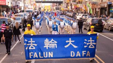 法轮功纽约华埠大游行 民众竞相观看