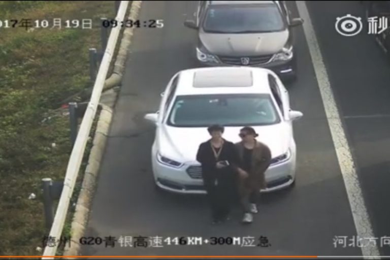 當代掩耳盜鈴？2女高速路挽手擋車牌避罰
