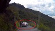 開車在蜿蜒山路上，前方車下來5名武裝搶匪，看駕駛如何擺脫