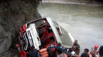 疑酒驾又超载 尼泊尔巴士坠河47人死伤13人失踪