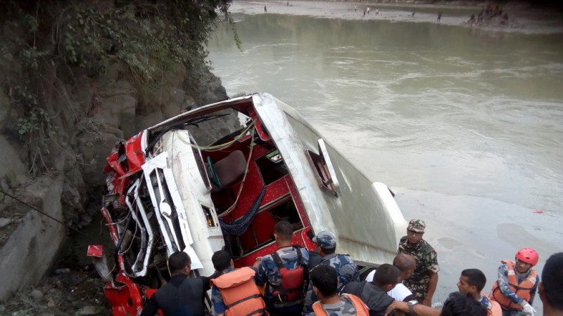 疑酒驾又超载 尼泊尔巴士坠河47人死伤13人失踪