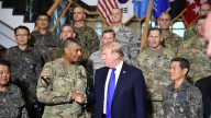 川普视察美军基地：必须解决朝鲜问题