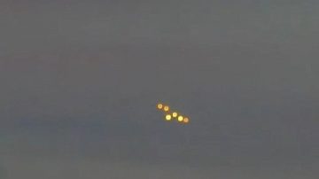 乌克兰惊现“UFO”列队 其中一架突“坠机”分裂