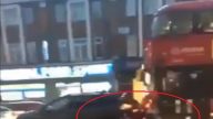 英巴士司機連續追撞3汽車未停 不理乘客制止