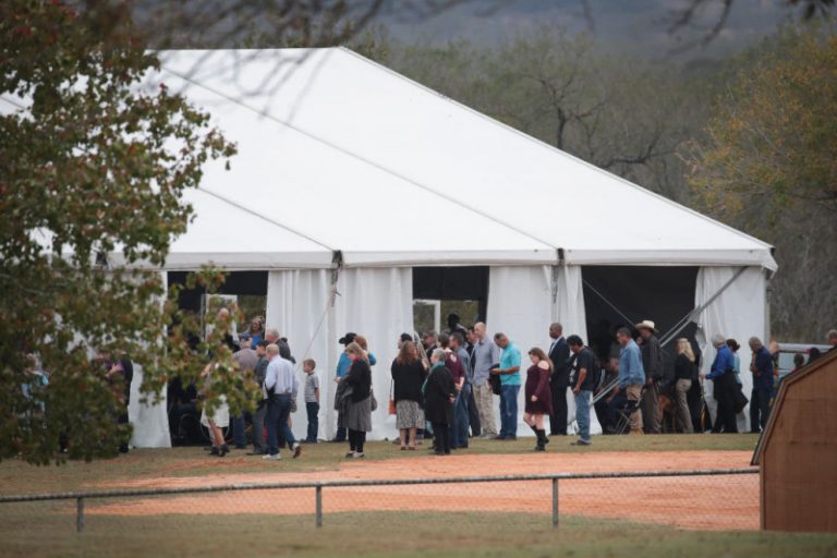 德州槍擊案過去兩週 涉事教堂首度舉行宗教集會