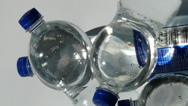 中国瓶装水真干净吗？英媒揭秘百年骗局