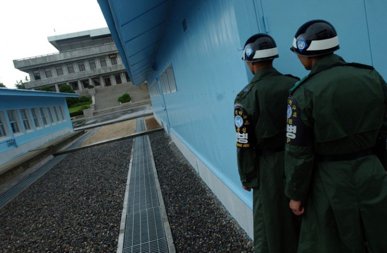 驚險！朝鮮士兵開吉普車 槍林彈雨下投誠韓國（視頻）