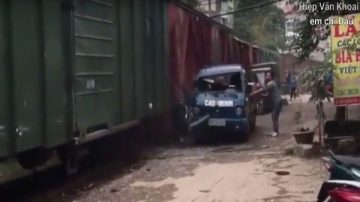 貼太近！河內小貨車遭貨運列車撞擊扯爛