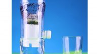 她用塑料瓶做了凈水器 又省了一大筆錢(視頻)
