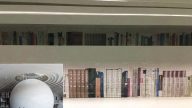 天津濱海圖書館「 書山」無書 貼假書背景做障眼法