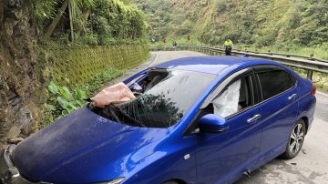 南投牛洞路段落石砸車 女駕駛疑驚嚇撞山壁亡