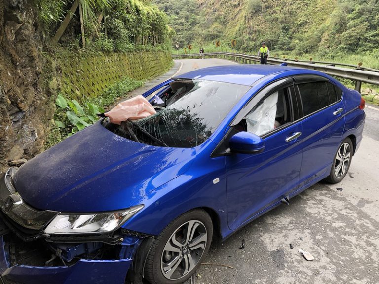 南投牛洞路段落石砸車 女駕駛疑驚嚇撞山壁亡
