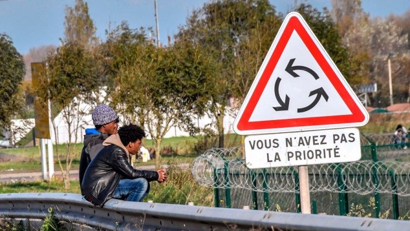 移民開車拒檢直衝撞 法國警察開火逮捕9人