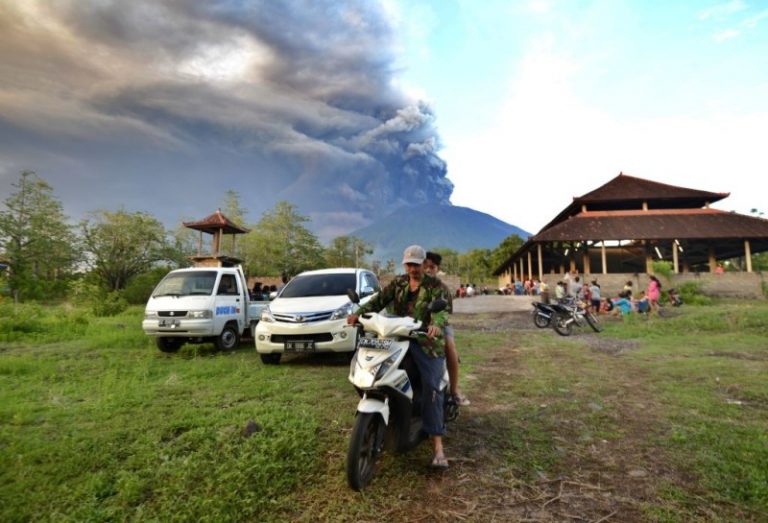 印尼阿貢火山噴出1500公尺火山灰  機場逾2千乘客受影響
