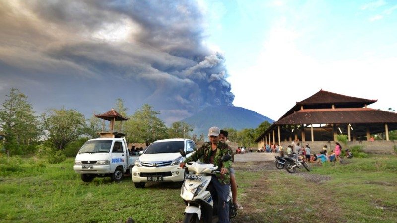 印尼阿贡火山喷出1500公尺火山灰  机场逾2千乘客受影响