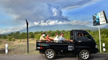 印尼阿貢火山噴發警戒升頂 耆老憶「雲掉下來」場景