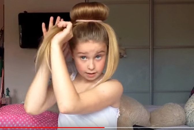 小女孩教大家用这个东西简单做出的发型 古典又时尚 想不到点击超三千万（视频）