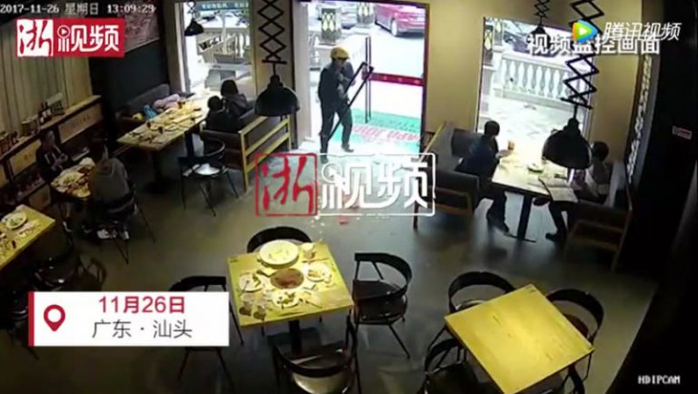 廣東外賣小哥撞爆玻璃門 呆萌瞬間網上爆紅