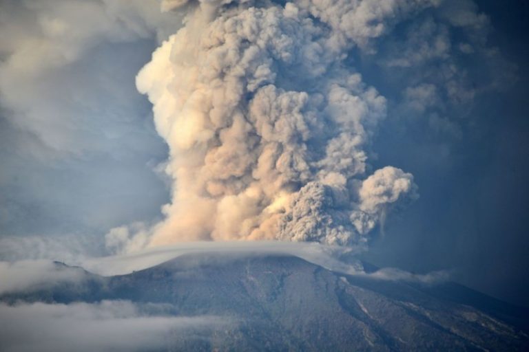 印尼阿貢火山活動加劇 灰煙方向改變機場開放