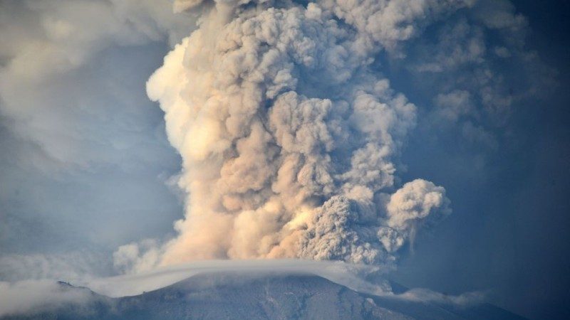 印尼阿貢火山活動加劇 灰煙方向改變機場開放