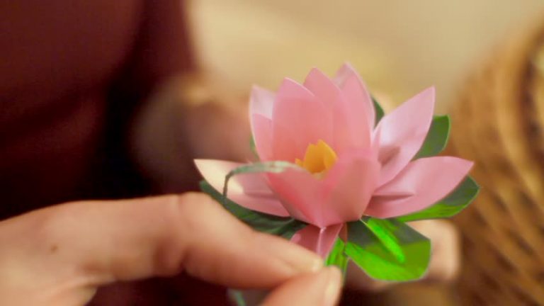 十年製作一萬蓮花 傳遞好運和希望