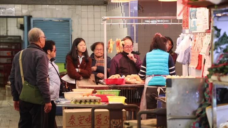 港人到街市買菜過冬 雞價貴一成
