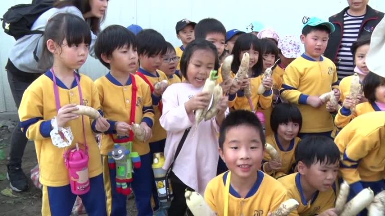戶外教學拔蘿蔔慶生 學子體驗開心農場