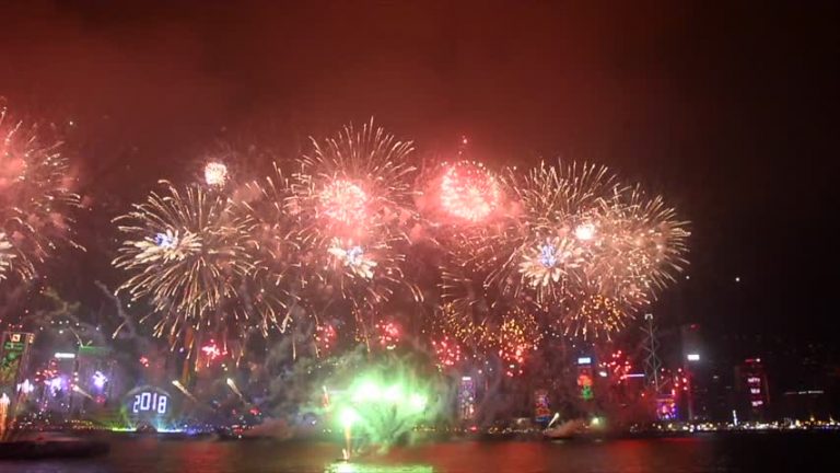 逾36萬港人維港賞煙火 喜迎2018