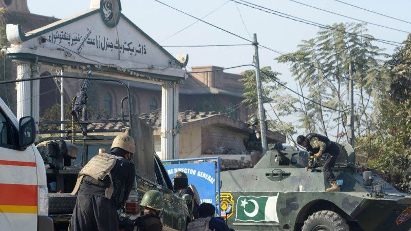 巴国塔利班穿女罩袍攻击校园 至少9死35伤