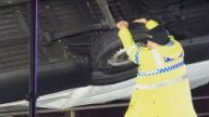 英汽车侧翻挂桥边 惊险摇摆 警员紧抓不放