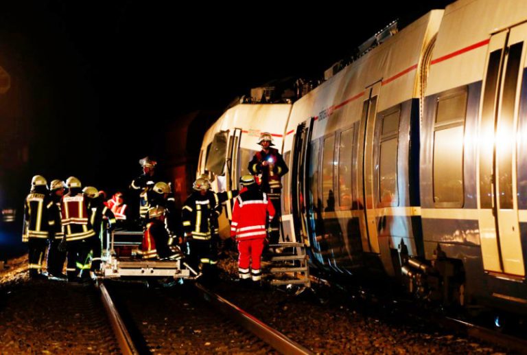 德國特快列車撞貨運火車 釀近50人傷