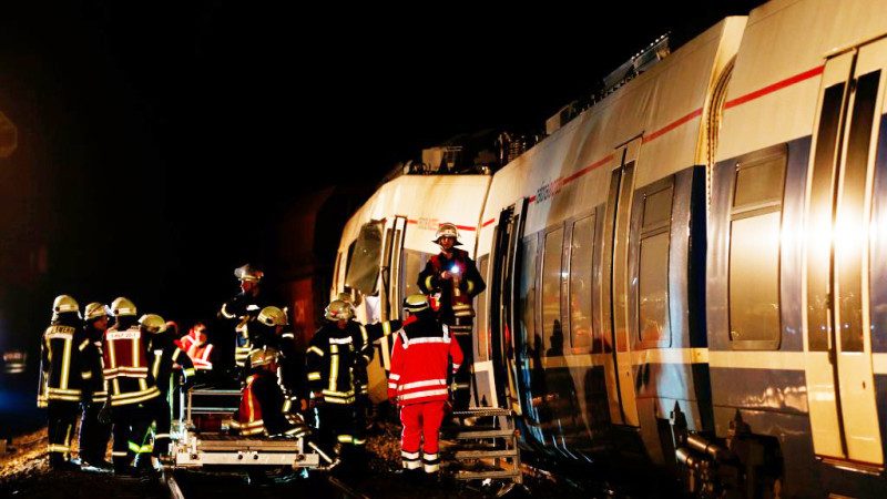 德国特快列车撞货运火车 酿近50人伤