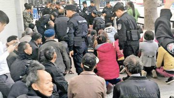 广东村民反对强占地 省府下跪请愿