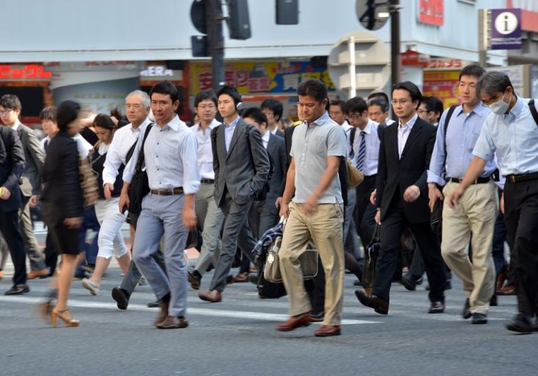 日企用無人機唱歌催促下班 專家：簡單說「沒用」