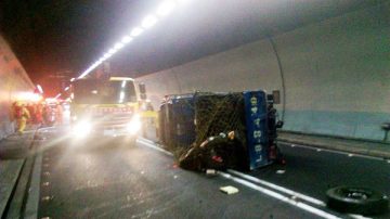 台雪山隧道2车追撞 南下双线封闭回堵近20公里(视频)