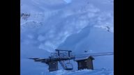 震撼！阿爾卑斯山「控制爆破」雪崩直撲鏡頭（視頻）