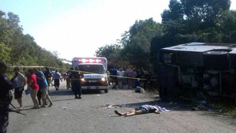 墨西哥夺命车祸 载多国游客巴士侧翻酿12死18伤