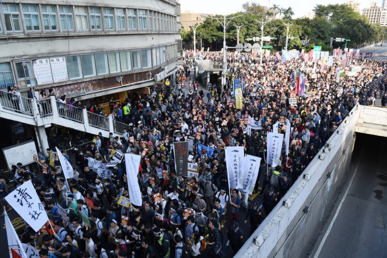 抗議勞基法修法遊行 女警手指遭民眾折斷