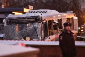 惊悚！莫斯科公车撞行人 卡在地下道酿5死15伤(视频)