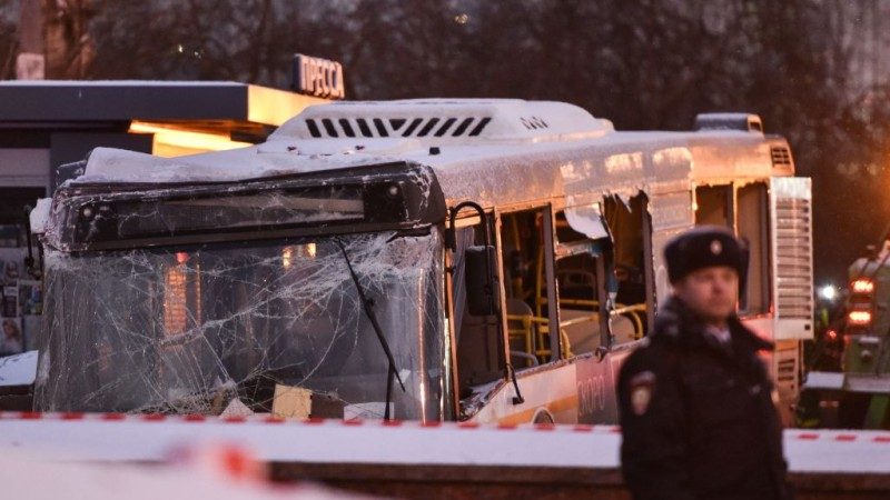 惊悚！莫斯科公车撞行人 卡在地下道酿5死15伤(视频)