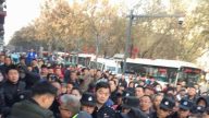 投書：西安市經濟適用房購房戶到住房保障局請願警察暴力清場2人被抓