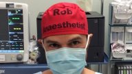麻醉师将名字写在手术帽上 意外风靡全球