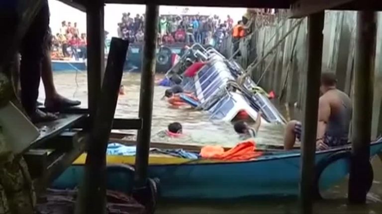 印尼渡輪翻覆 8人死亡13人下落不明