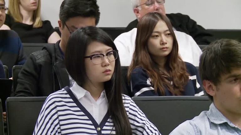 更多大學申請要求面試 專家談如何加分