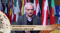葡萄牙欧洲议员Manuel Dos Santos向观众问候新年好
