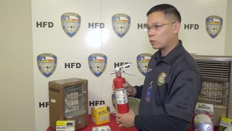 預防火災 消防員講解滅火器的使用維護
