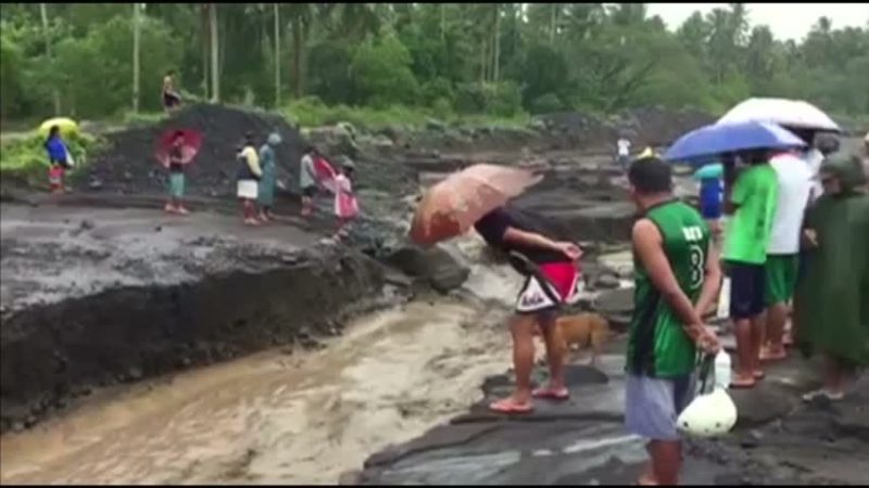 馬榮火山持續噴發 大雨造成火山泥流